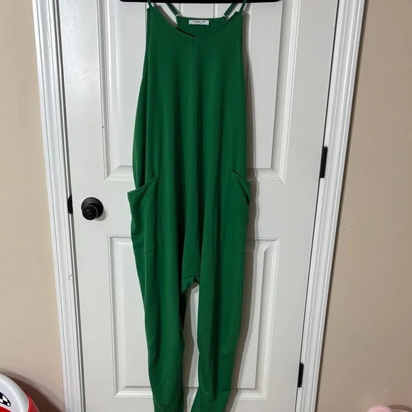 Chic Green Sleeveless Jumpsuit - Picture 1 of 6